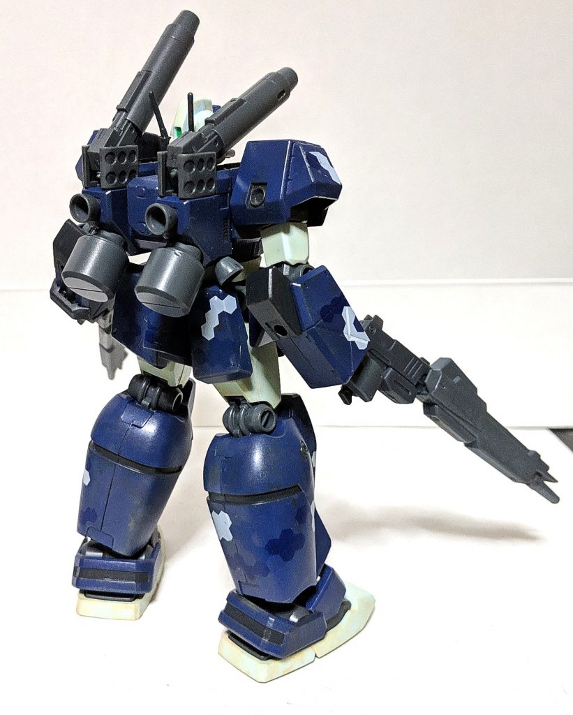 とある砂漠地帯にて行動を行っている機体、外装にはそれほど目立つ改修は施されては無いが駆動系に手を加えられており砂漠地帯用にチューンされている
 所属が不明なのもあり、何の目的で活動しているのかが謎とされているが、敵と認識した者を徹底的に破壊しようと攻撃を行う危険なMSである
 設定は深く考えず制作したので適当ですが、私好みに作ったジム・キャノンIIです
 本体は主に塗装と迷彩を施した程度でそれ以外には大きな改造はしてません