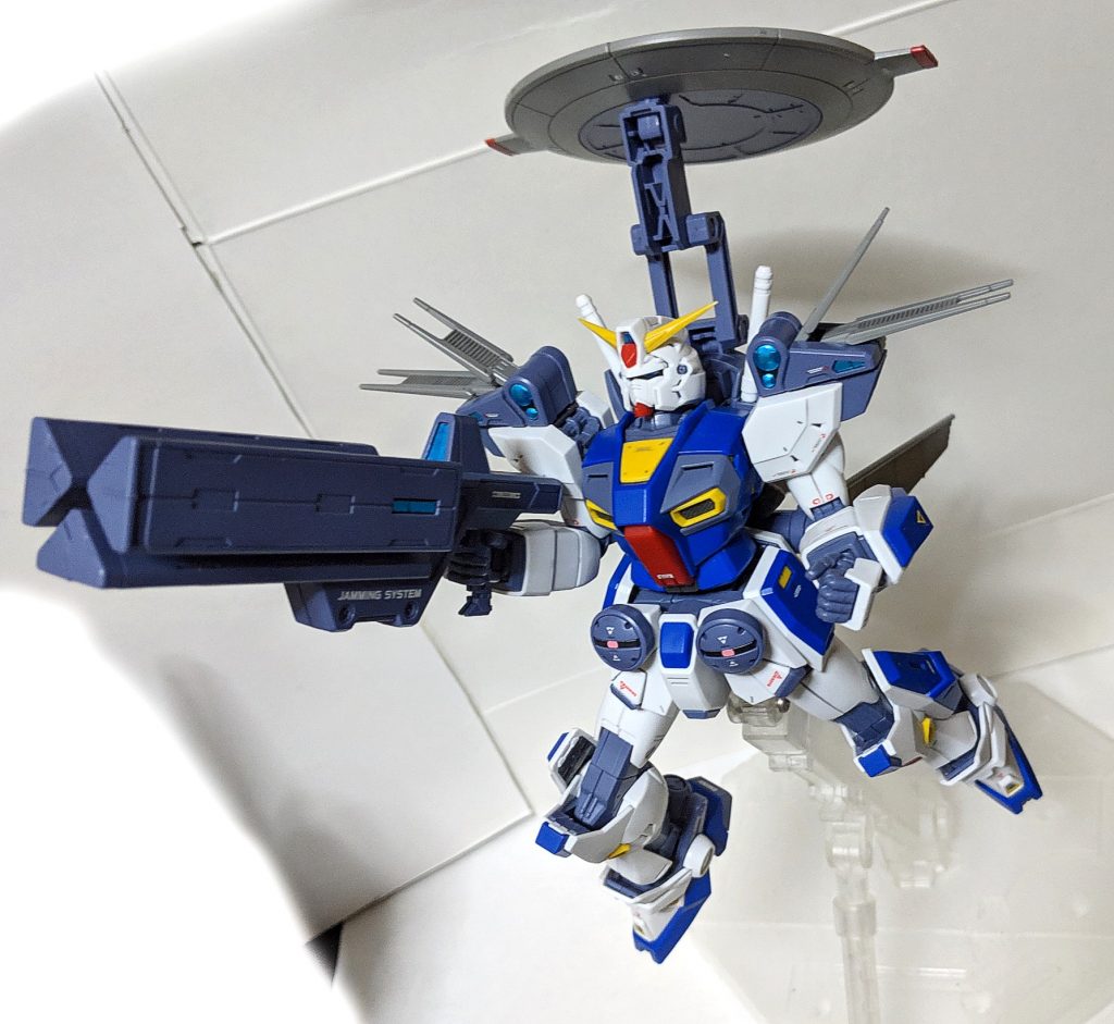 　専用武装のジャミング・ライフルもしっかり持たせる事が出来ます