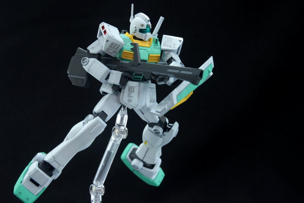 ## クレイバズーカ
クレイバズーカは『HGUC 百式+メガバズーカランチャー』に付属していたものを拝借。
取り回しは悪いものの、腰だめに構えるくらいのポーズは取れます。

グリップを少し削らないと持てませんでした…。