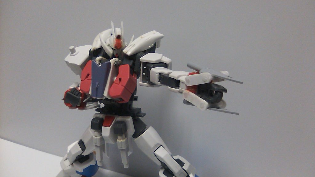 ターンXのお兄さんであることを意識した溶断破壊マニュピレータ「シャイニングフィンガー」。プレートは別件で使用したビルダーズパーツのクナイの持ち手部分。可動部はプラ板からの切り出しとφ2mmの丸軸です。