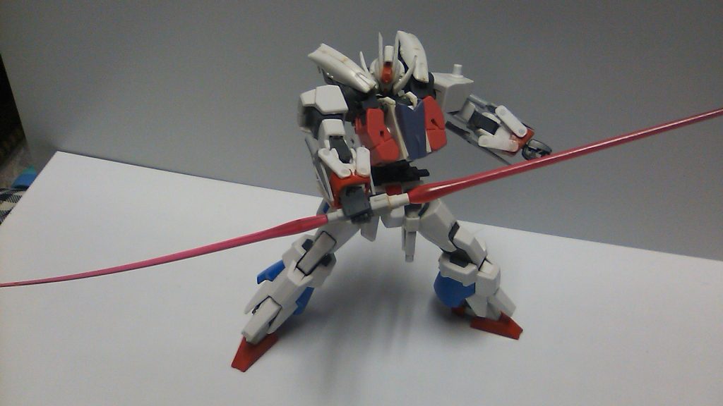 スカート部にビームサーベルを懸架。グリップエンドからもビームを発生してジャベリンモードにも。