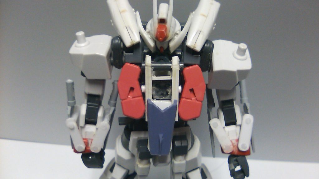 コックピットの中身はジャンクのMG∀から。なにかで「MG∀のコックピットは実際はHGクラスに相当する」って見たんですよね。コックピットブロックは1mmプラ板と1×1mmプラ角棒デスクラッチ。実は反対側も開くんですけれど、可変機構の変更で無用の長物と化してしまい……。