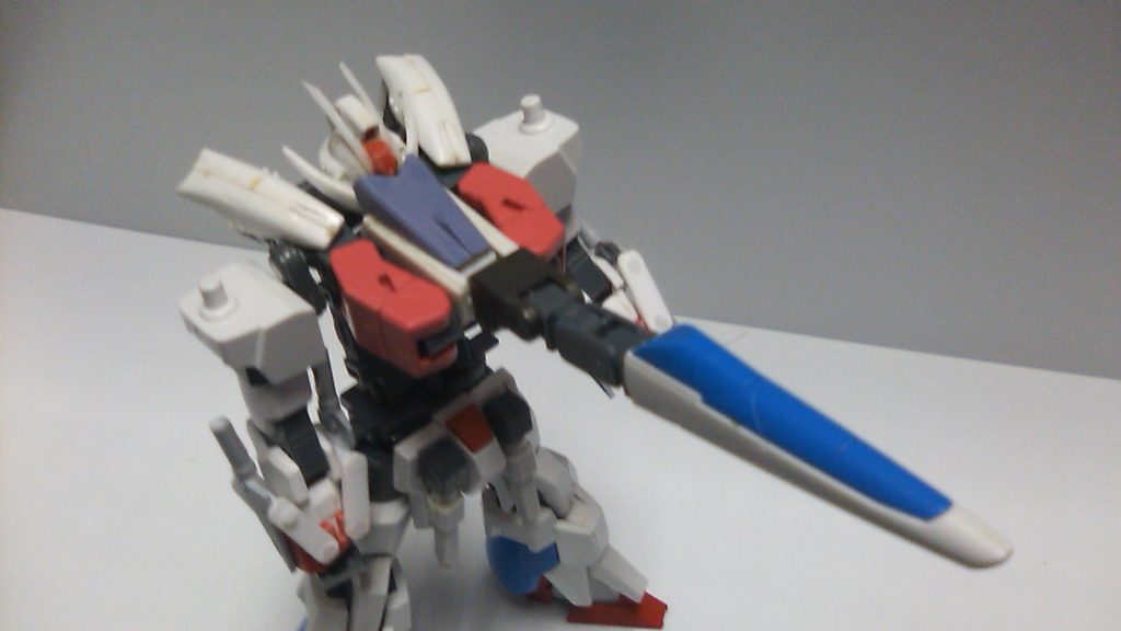 ではトランスフォーム!! まずは機首を引きずり出します。このとき、顔は隠れます。