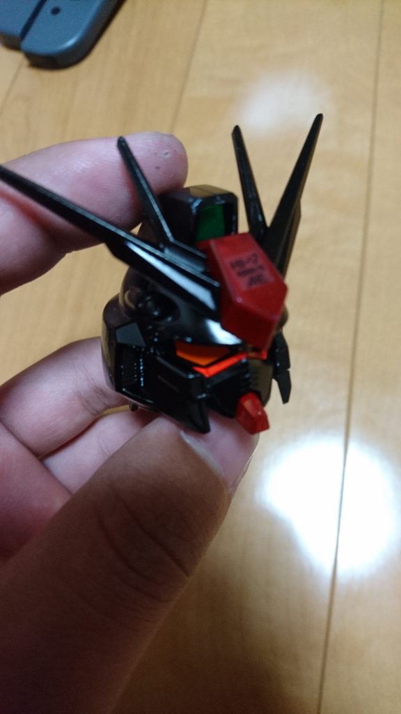 リアルの目は目元を赤に変更しています