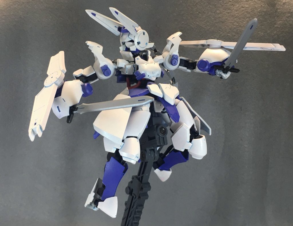 作成当初は後ろ向きに生やす予定だった頭飾りは土壇場で前向きに。どことなくケモっぽい感じも。