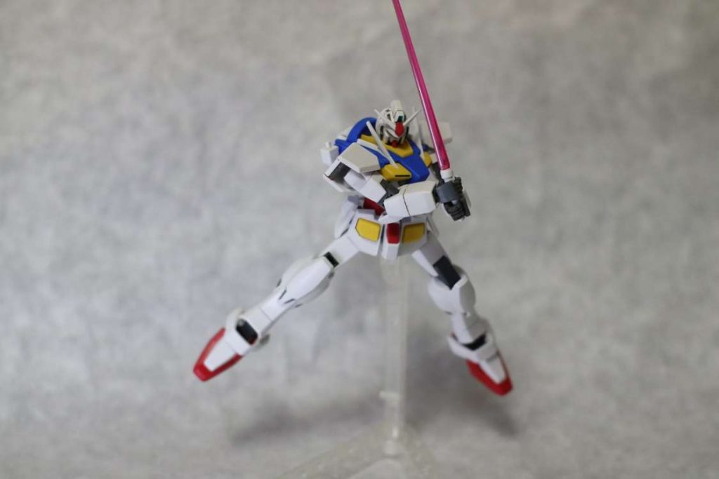 ビームサーベル両手持ちも難なくできます。