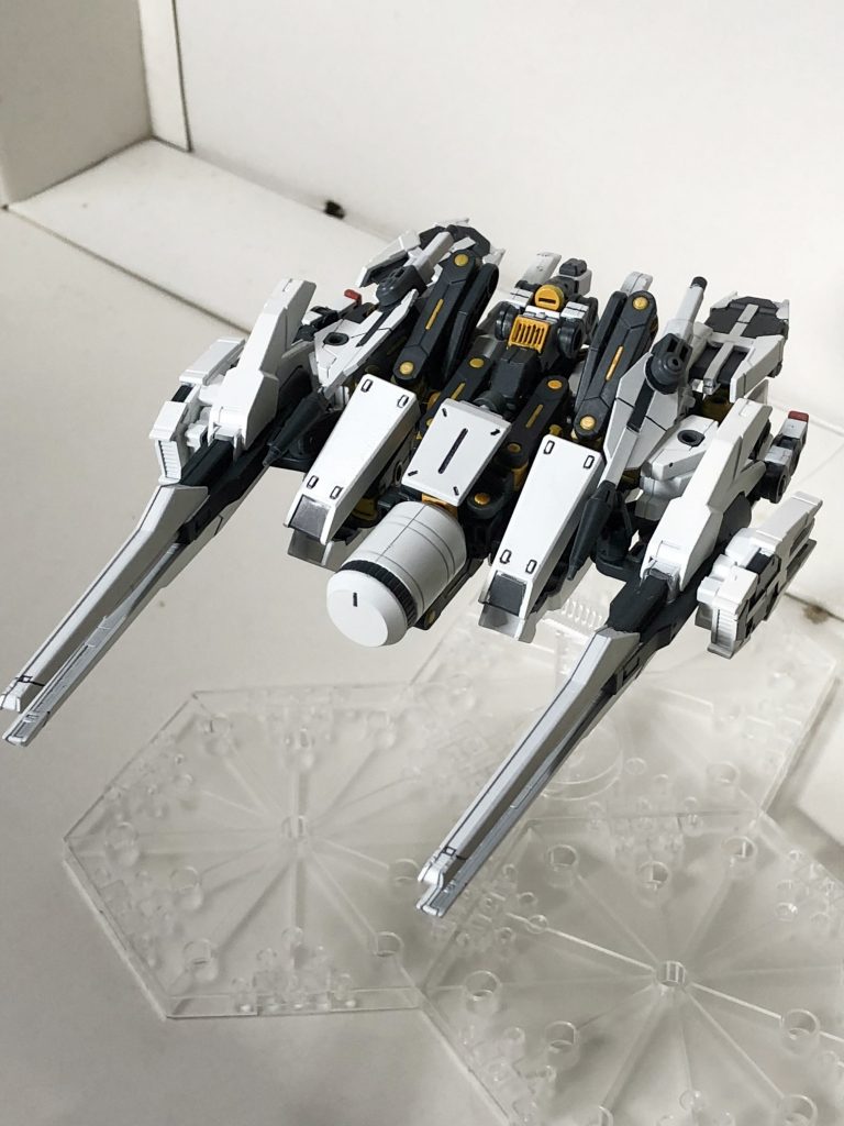 飛行形態。
単純そうに見えて割と複雑な変形機構になってしまった…
（特に胴体）