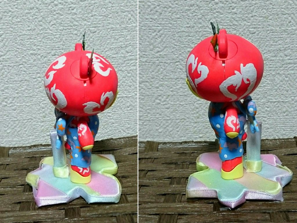 横から。
顔はマスキングシートを使用してステンシルで絵を入れた後、上から再度描きました。
胴体・手足・服の柄は爪楊枝で手描きしています。
服は樹脂粘土、台座はリボンを使用しています。