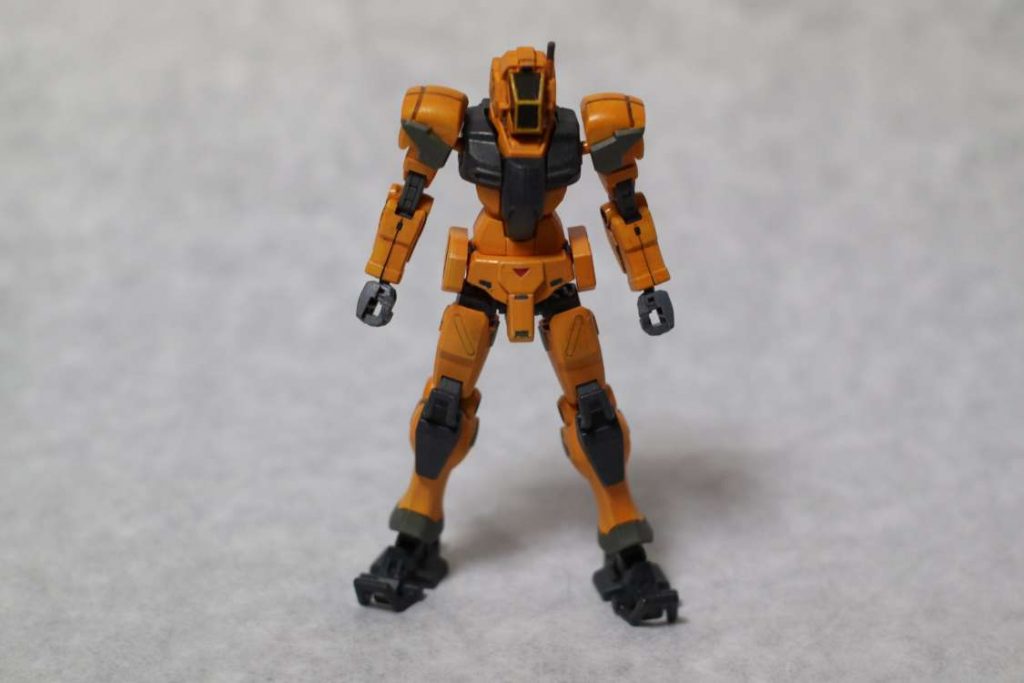 フロント。足とひざのパーツが個性的でいいです。複数買いしたくなりますね(笑)
頭部キャノピーを塗り分けたのは正解だったな、と。