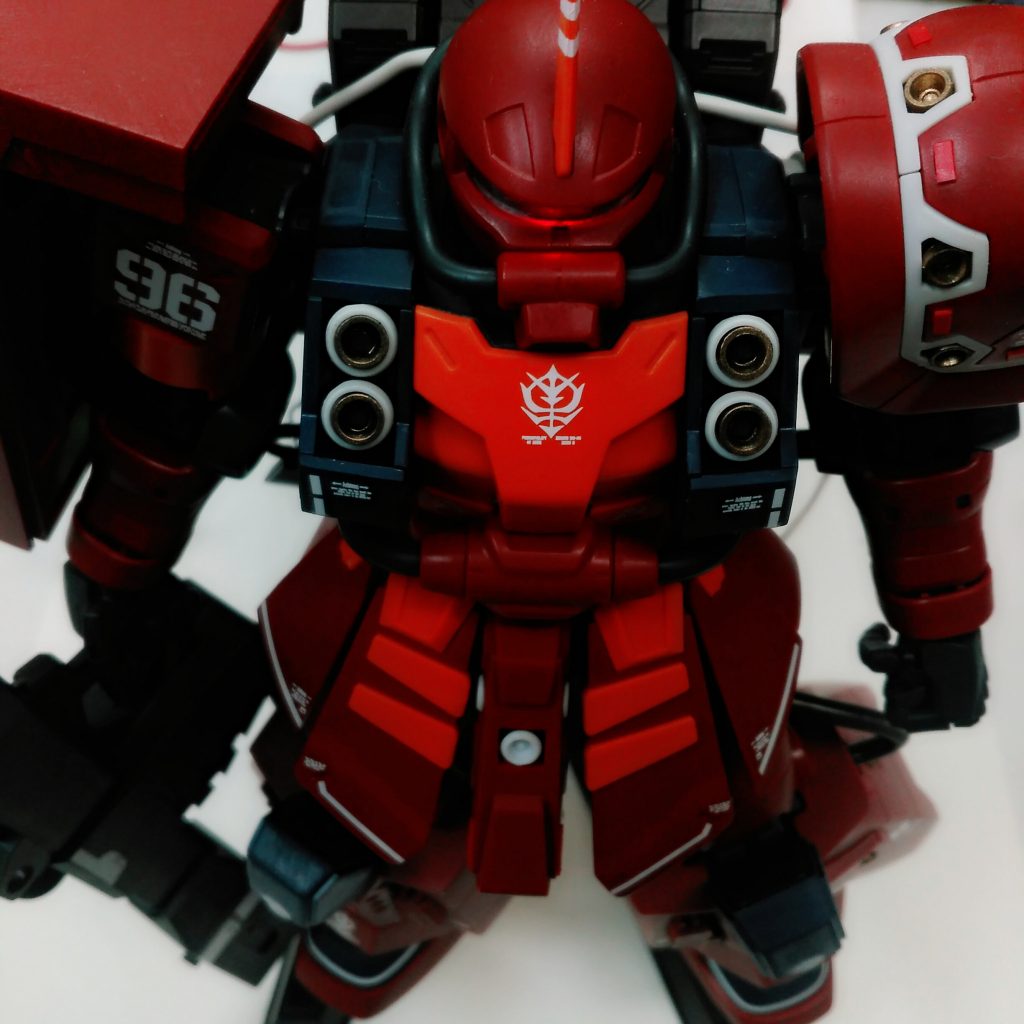 正面上から。
撮影時、すごく大きな問題があって…私はいつもA3無地画用紙を背景にしているのですが、このキット超デカイ!写真を撮るにも背景からはみ出てしまうんです…なので今回ちょっと微妙な写真しか撮れてません…orz