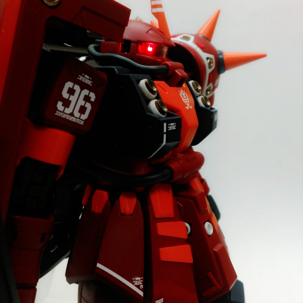 左から。サンダーボルトの動力パイプはちょっと特殊で、ビニール材質のパイプなのですが…まぁ、あまり私の好みではなくてm(_ _;)m取り付けていません。他にも腕や足の関節部分もそのパーツなのですが、同じく取り付けていません。あれあると塗装できなくて不自然になるんですよね(・・;)