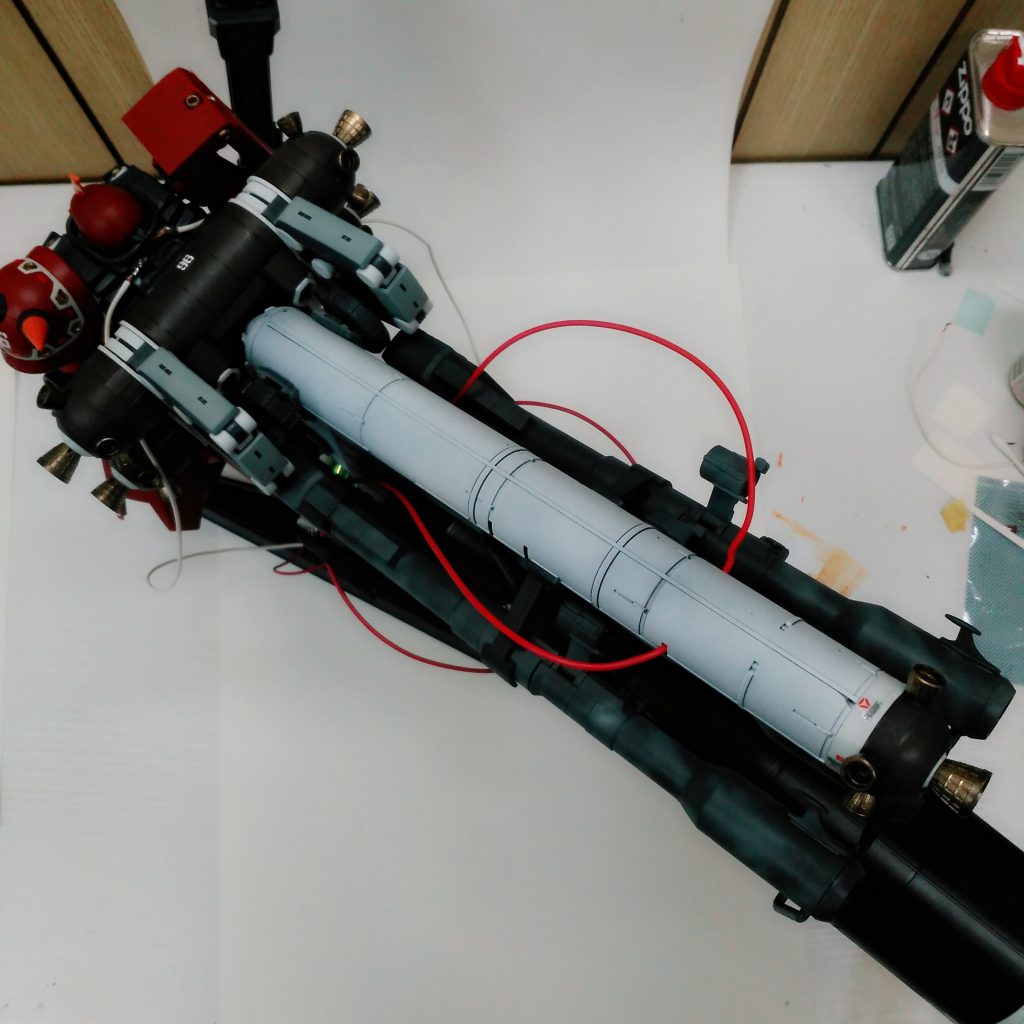 上から見た全体図。
比較対象として偶然写りこんだジッポオイル君がいますが…とんでもないスケールです!約30センチほどあるのではないでしょうか…収納どうしよか…
