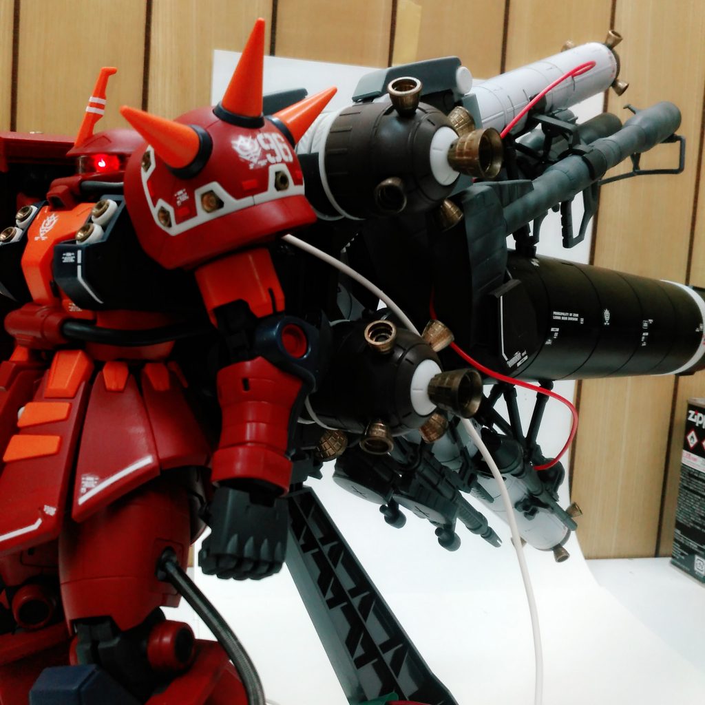 ちょっと引いた右写真。
私、初めてモノアイに電飾を施してみました。とはいっても、LEDのっけただけの簡単なものなのですが。でもいい経験になりましたね!