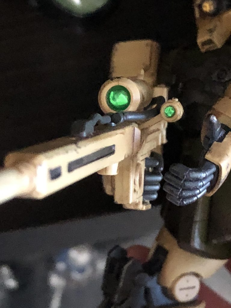 スコープは付属のシールにレジン液を持って再現しました。