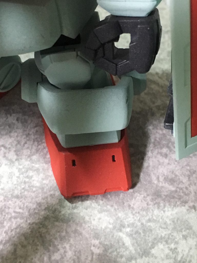 アンクルガードも同じくディテールを消してます。