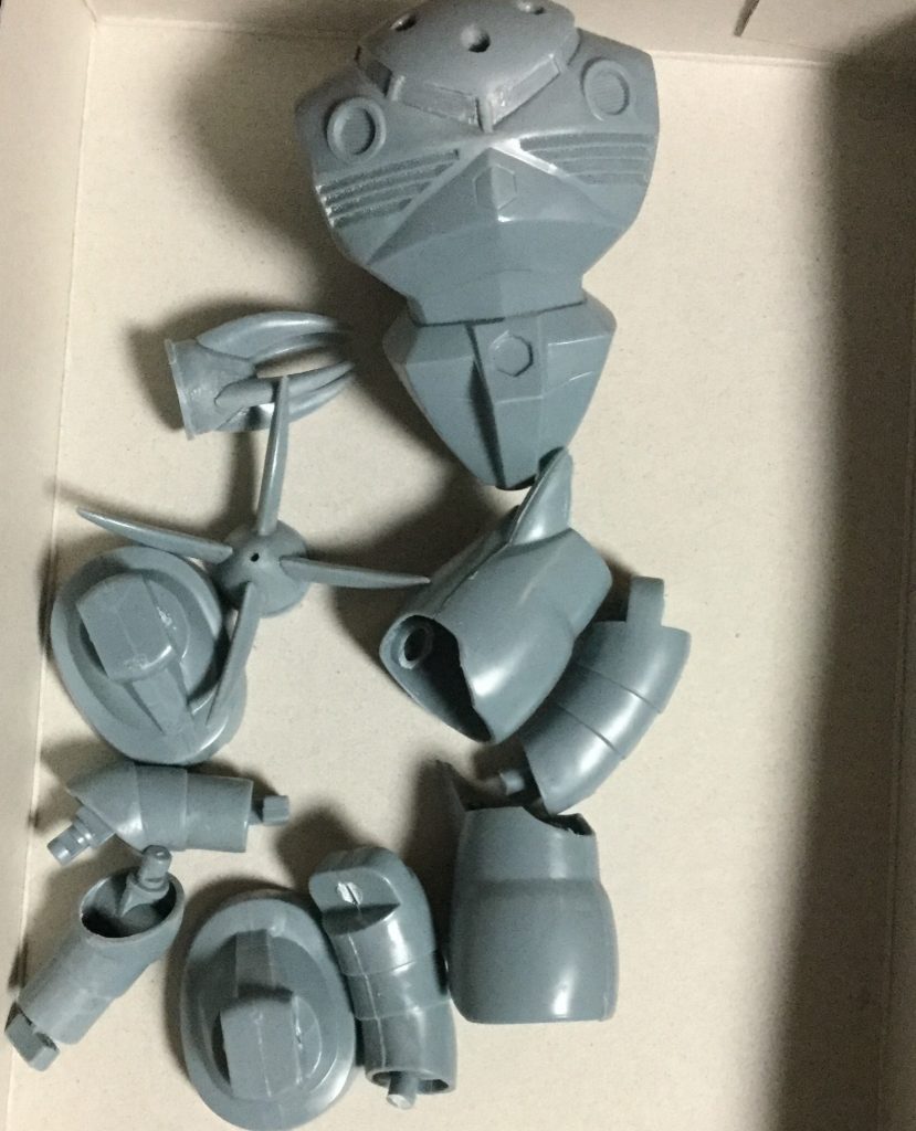 五体バラバラで組み立てて関節はアルミ線でつないでいきます