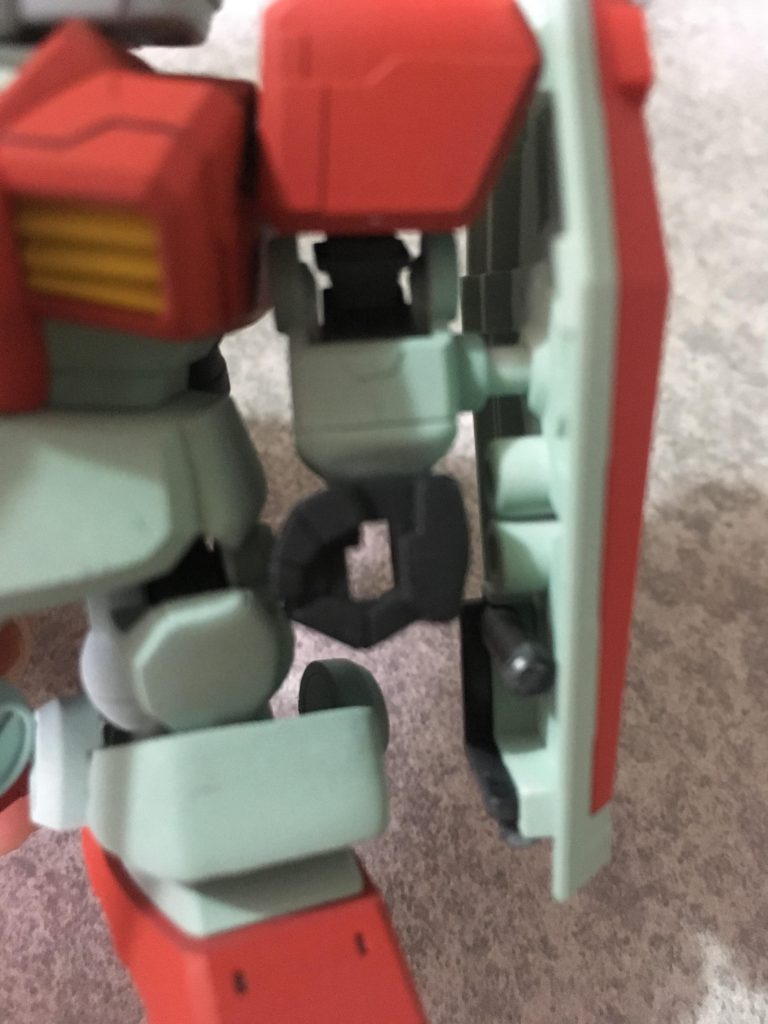 袖を少し延長して、拳の部分との隙間をなくしています。