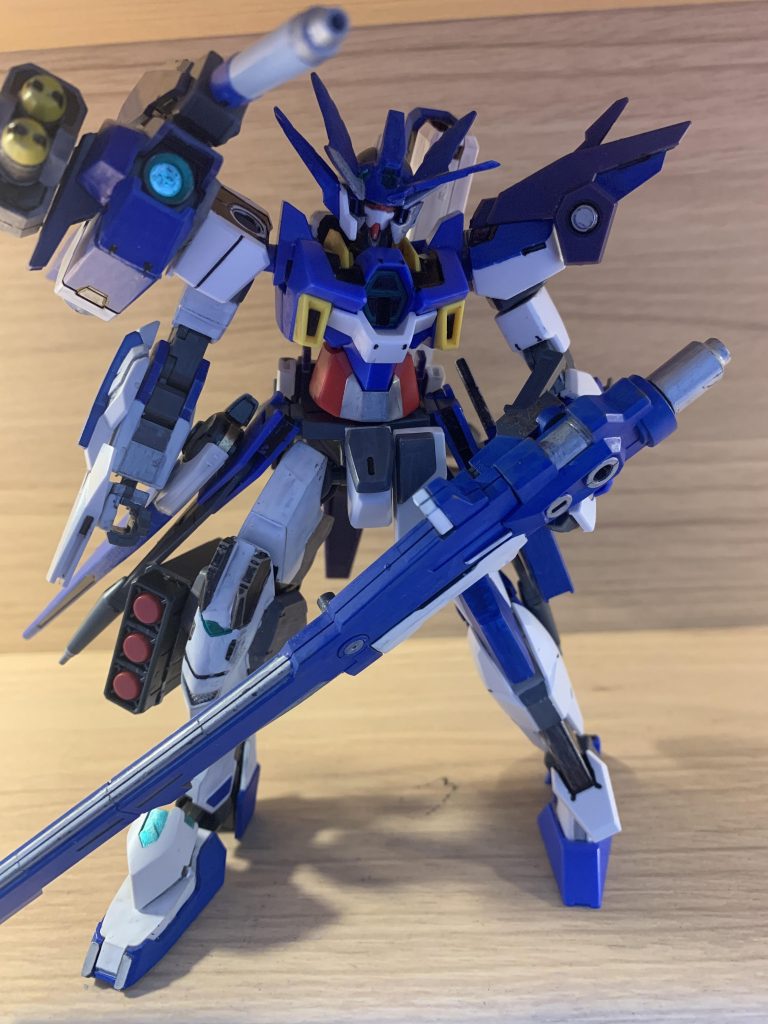 武器は既存のビームピストルとビームサーベル。追加でロングレンジライフルとミサイルポット、ビームバスーカーです。右肩にはライトニングの肩とフルバーニアンのブースターとビーム砲を装備。右腕にはアブソリュートシールドも。かなりゴテゴテです。