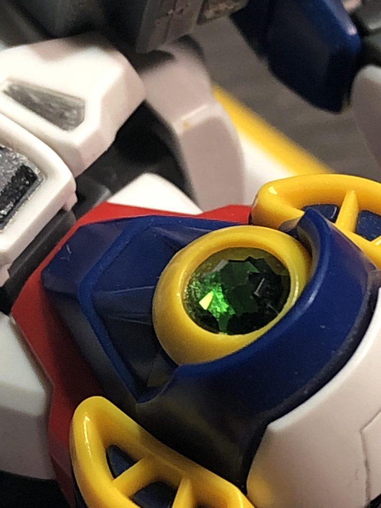 裏側が粘着テープになっているダイヤモンド風のアクセサリーを付け替え