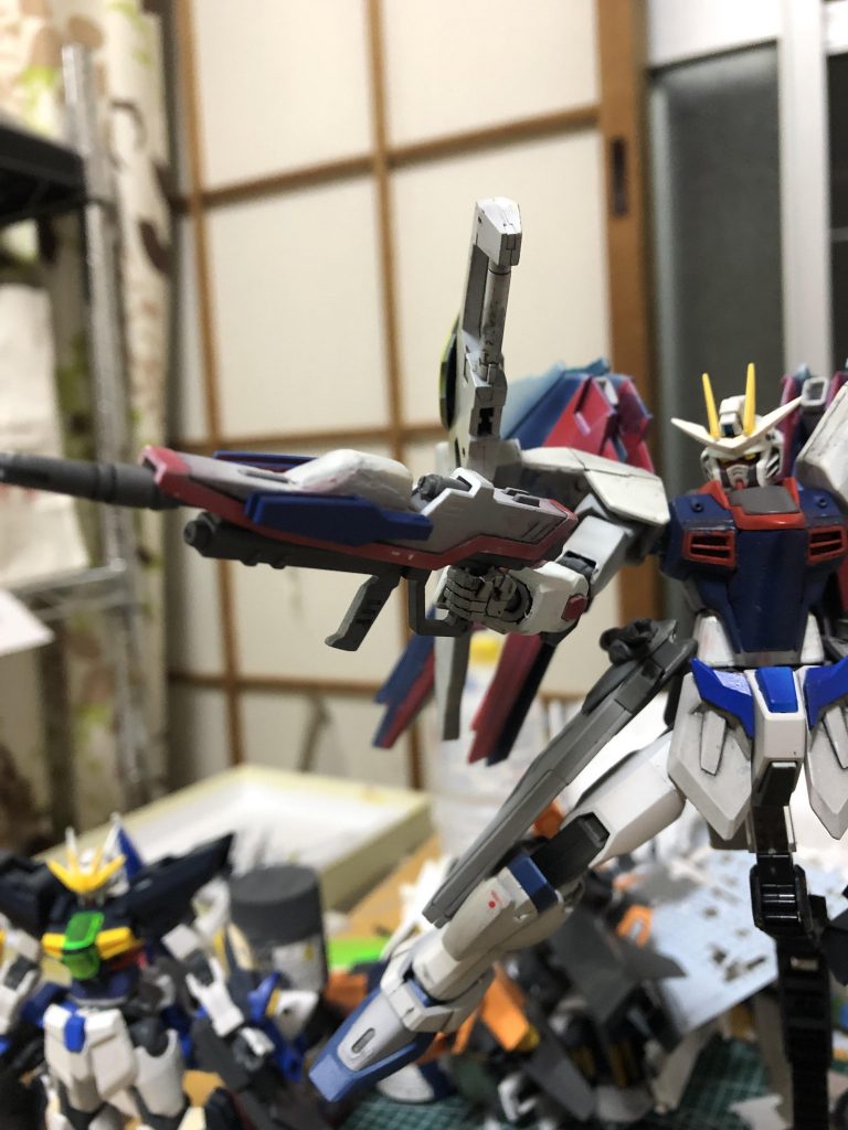 ルプスファングライフル
3門のビーム口から、広範囲にわたって攻撃できる。なお、ファングは外れて行動する。
ファングは、足にも付いている。