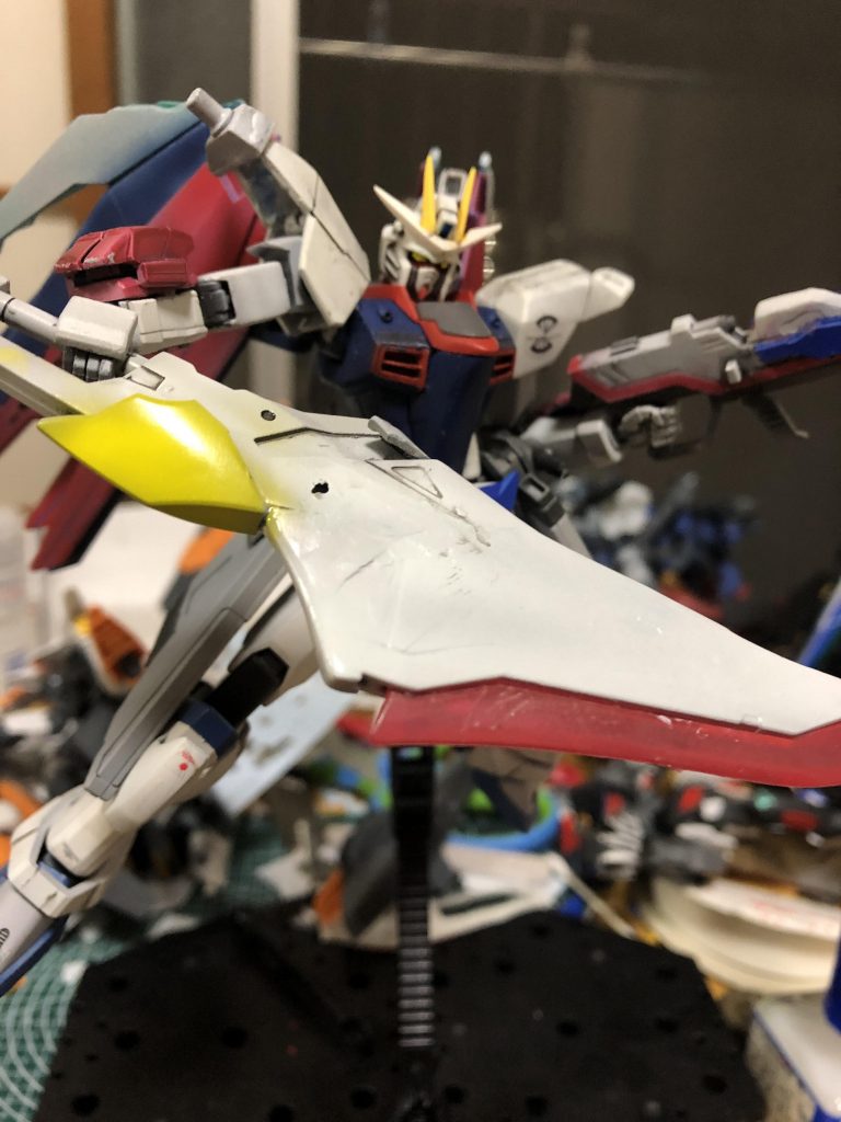 バスタールクスソード
長いビーム刃が並びMSを両断できる攻撃力を持っている