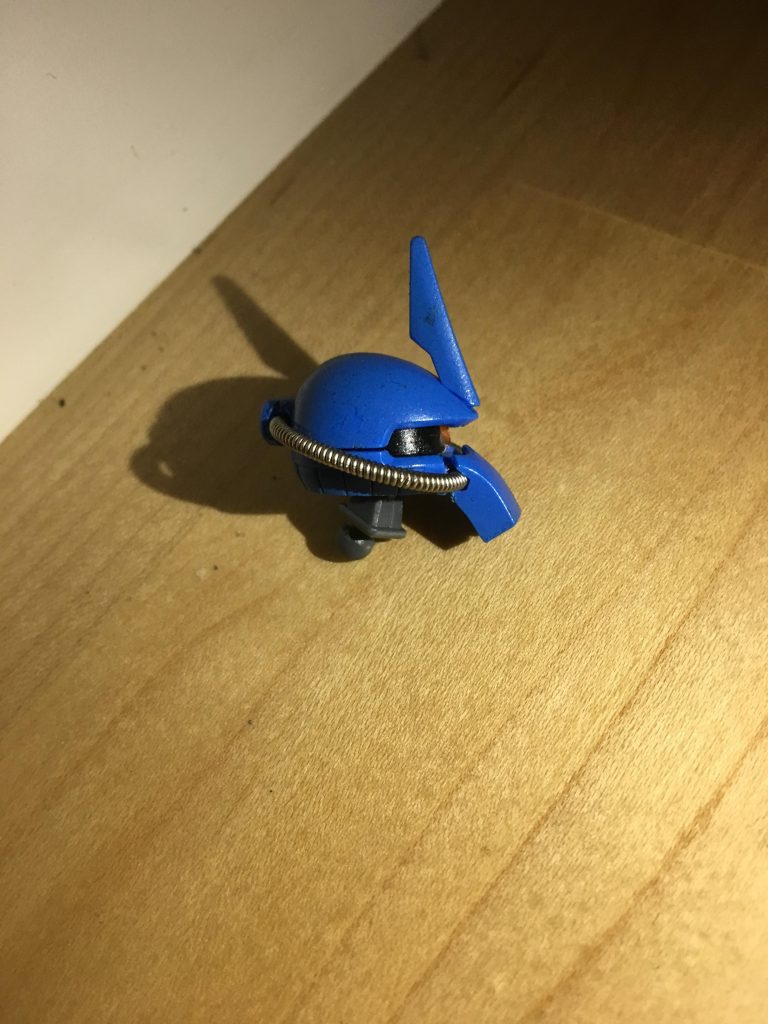 頭の動力パイプをギターの使わなくなったガンを使ってみました                                     1ミリの穴を開けたらぴったり入ってくれました                                                            ほかにモノアイ部分に3ミリの穴を開けてランナーを埋めてみました