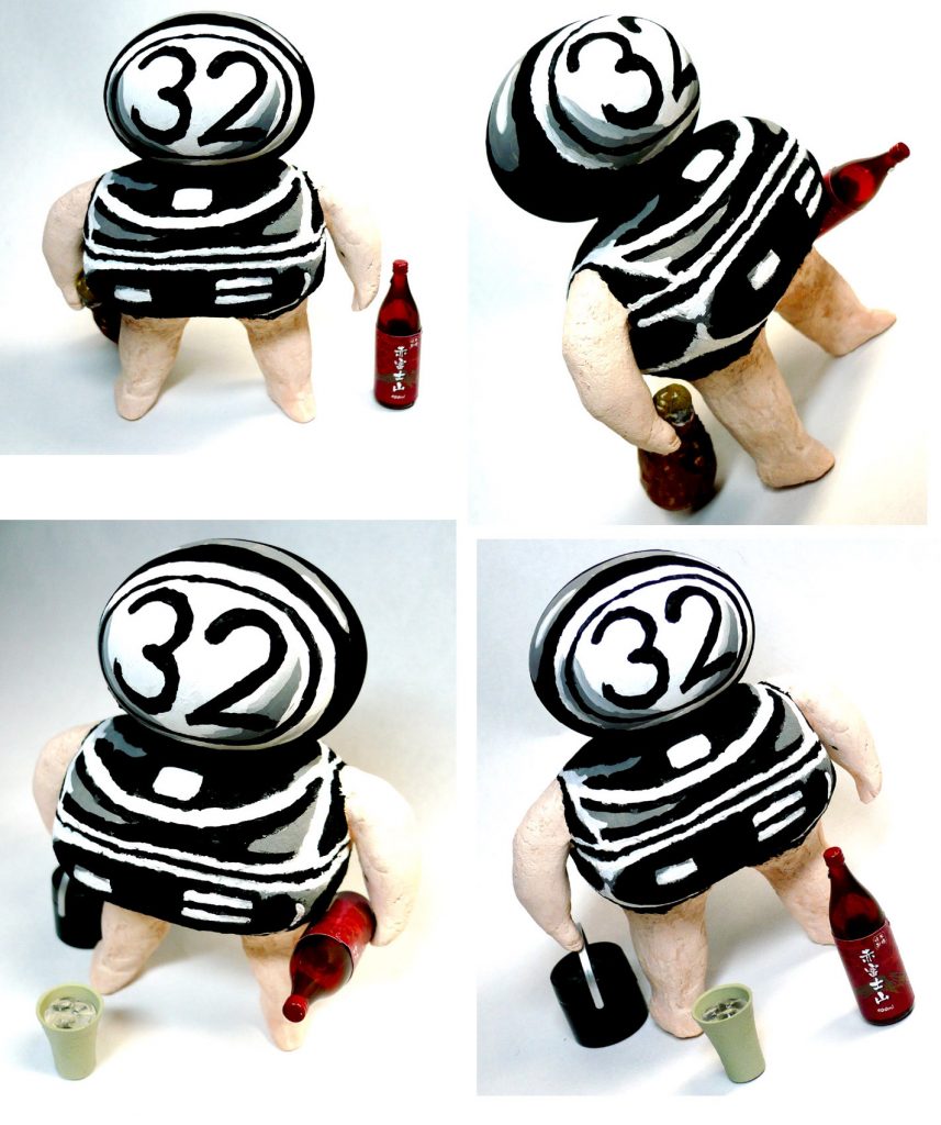 ＭＤ「あんまりじゃぁ！酒でも飲まんとやってられんわ！」
ＤＣ「そういうと思って小物フィギュアを用意してあったわ！」

ＤＣ「兄さんの右手にも小型ネオジム磁石を仕込んでいるので
　　　自作した一升瓶を持つ事で自立可能になったのよ。偶然！」
ＤＣ「更にミニフィギュアの一升瓶が
　　　兄さんの左腕にシンデレラフィット！！
　　　ボディを作った後に用意したから完全に偶然よ！！！」

ＭＤ「わし、漫画内で酒を飲んでいるシーンそれほど多くないのに
　　　何故か酒飲みの印象があるのかぁ…」
ＤＣ「やさぐれメガドラ兄さんが再現可能で～す
　　　ちゃぶ台とか和室は用意できませんでした～」