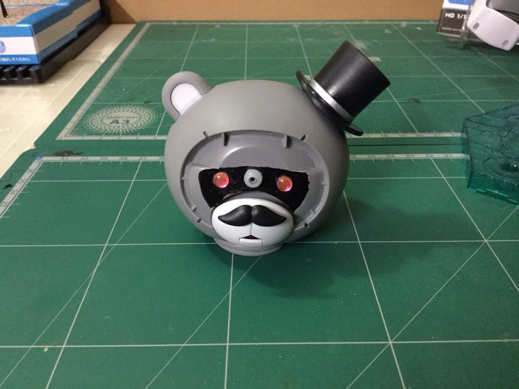 目の部分はくり抜き、内側の空間にラピーテープを裏に貼ったHアイズを貼っています。とても簡単な工作で、とても効果あると思うのでおススメです。
写真…たぬきみたいですね。(苦笑)