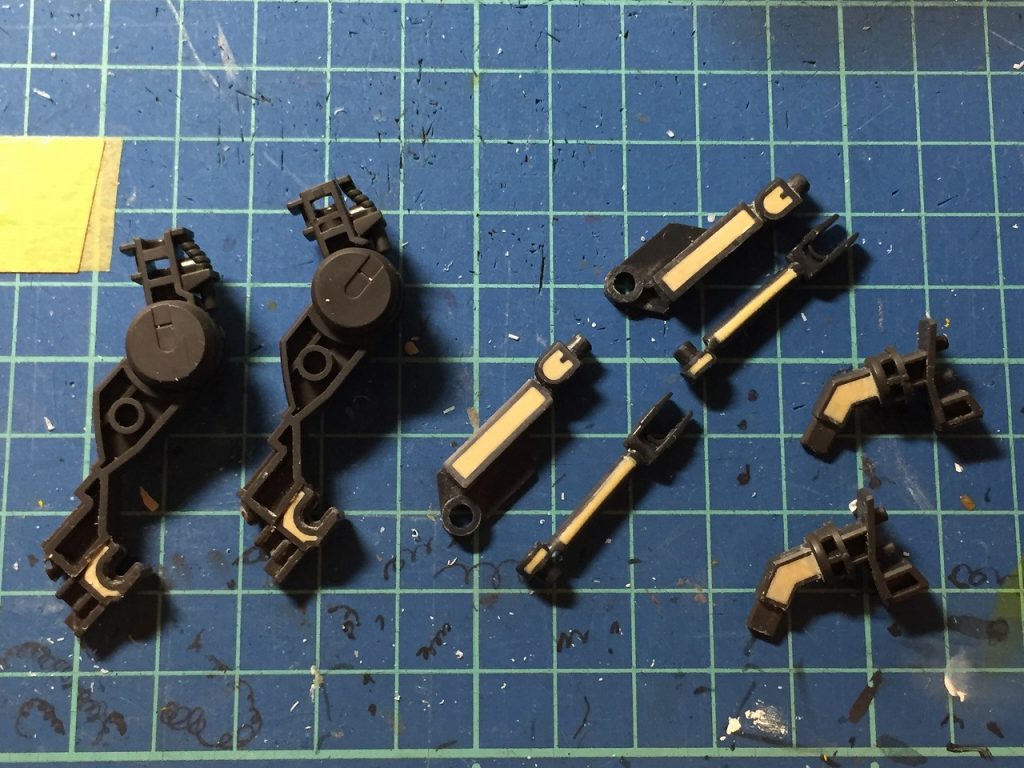 ガンダムフレームの外から見える肉抜き箇所にはパテを入れて埋めています