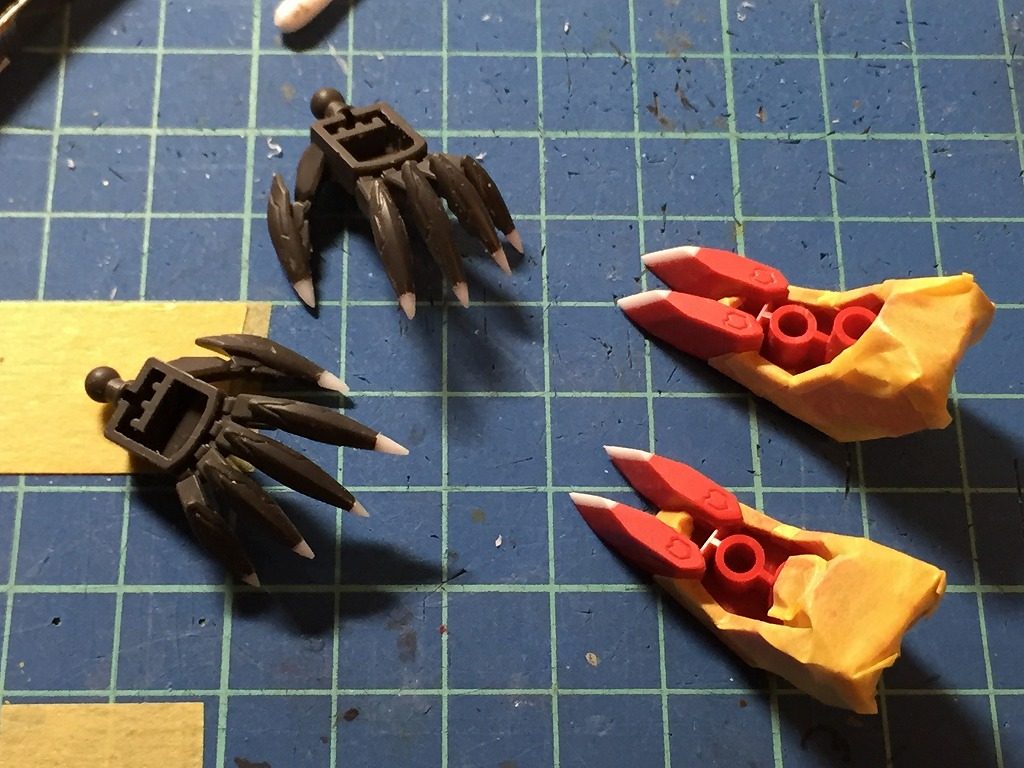 ネイルやつま先にはプラ板を付け足してシャープ化