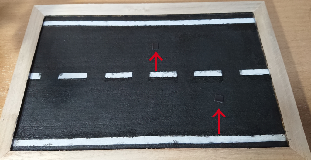 台座の写真です
矢印はケンプファーを固定するための磁石です
縮尺がかなり難しかったです
あとアスファルトの色の再現はなかなかに大変でした（大分近づけたかなと思ってます）
使用してるのはセリアで売ってるメッセージボードです