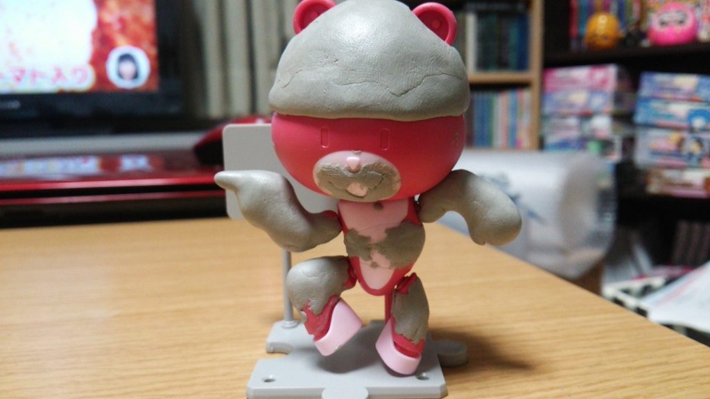 パテで手足の肉付け。口元も作ります。