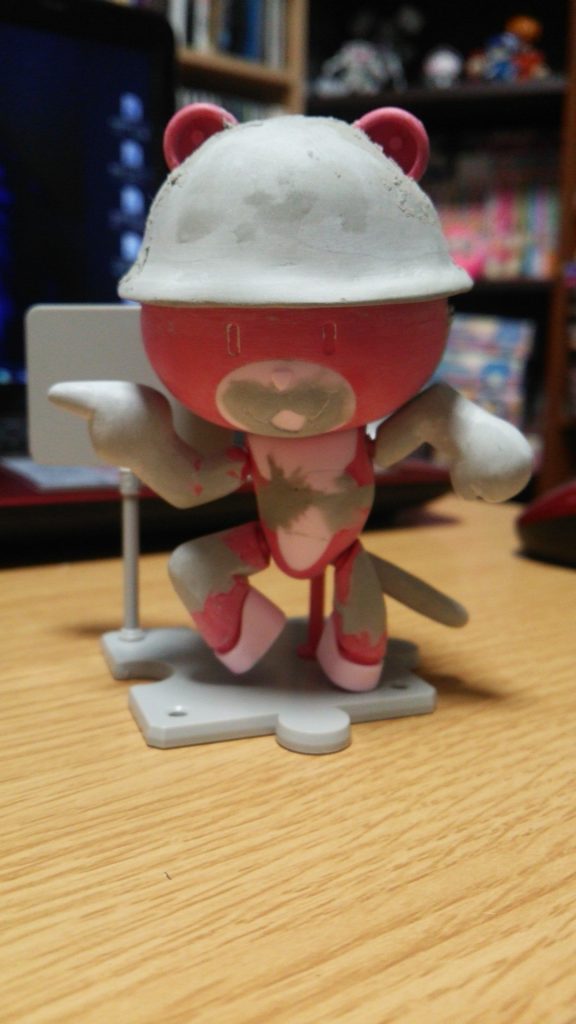 ヤスリがけとヘルメットのふちを伸ばしていきます。