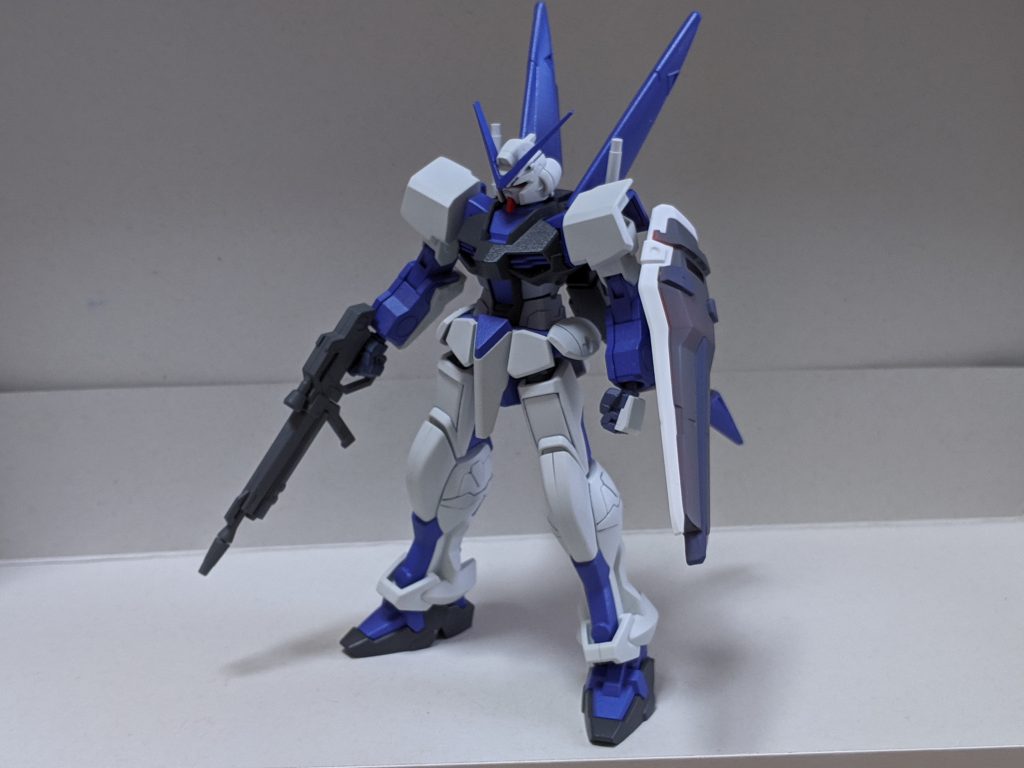 正面。
装甲はバイオレットまたはチャコールグレーのスプレー、白部分は成型色につや消し、その他ガンダムマーカーエアブラシでグレー、メカグレーで塗分けました。
写真では青味が強いですがもっと紫です。