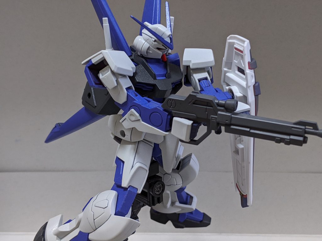 武装としてHGCEストライクガンダムのビームライフルを拝借。
両手持ちも可能です。