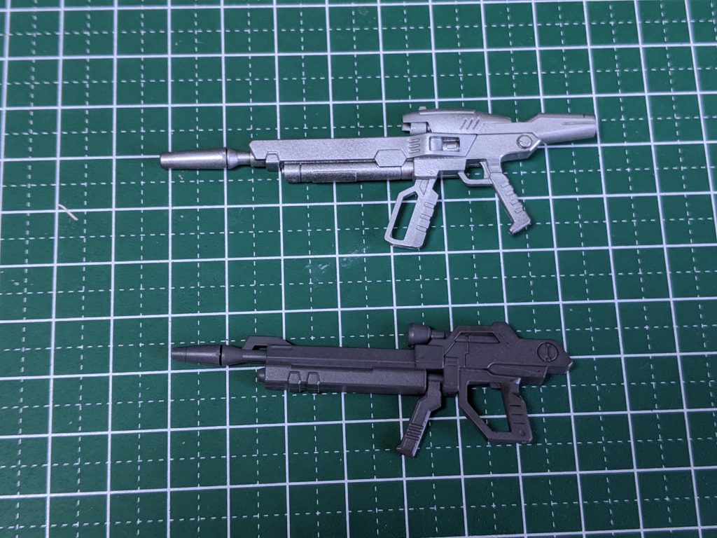 ちなみに元のビームライフルは、ガンダムマーカーエアブラシでシルバーに塗ってみたところギンギラギンになってしまったので、ストライクのビームライフルになりました。