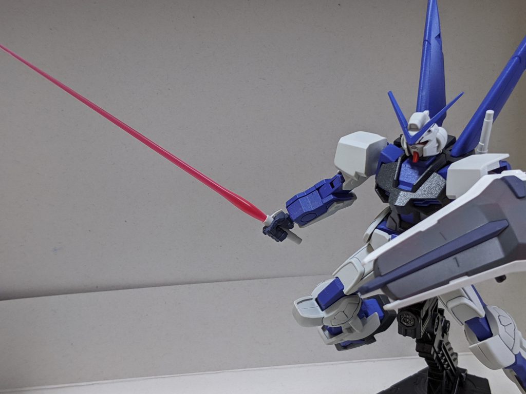 ビームサーベル。作りかけだったのであまり覚えていませんが、各関節の合わせ目は消していたようです。
