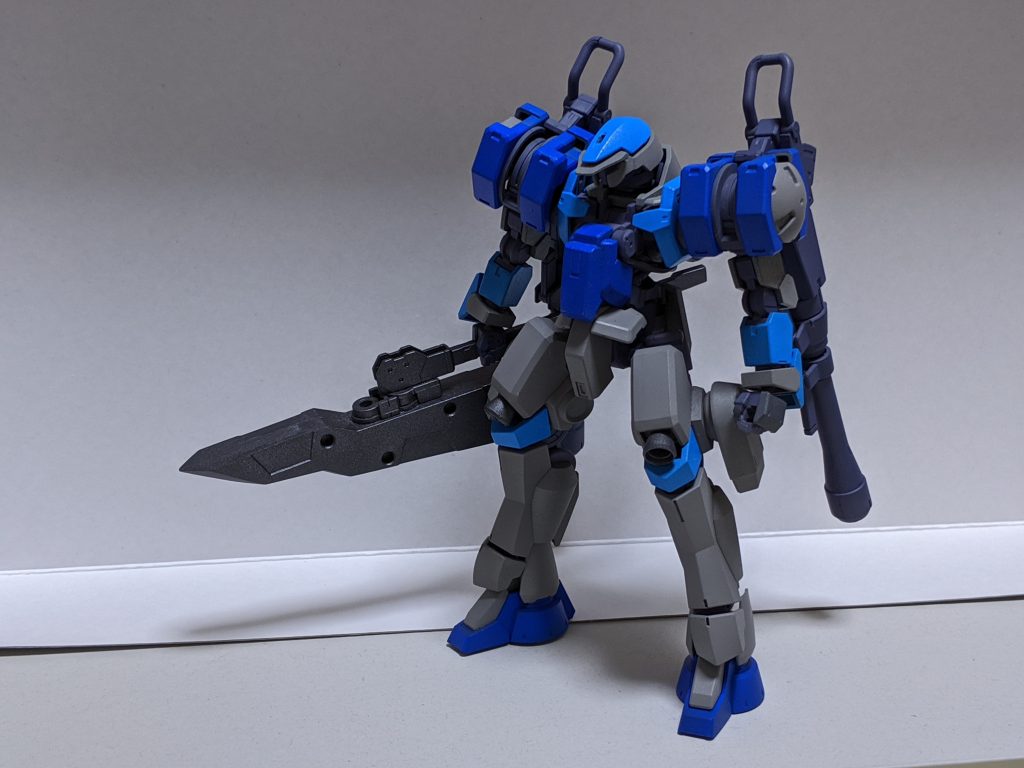 正面。
本来起動することなく地球で秘密裏に廃棄される予定だったために宇宙用だった足を、地上用に換装。