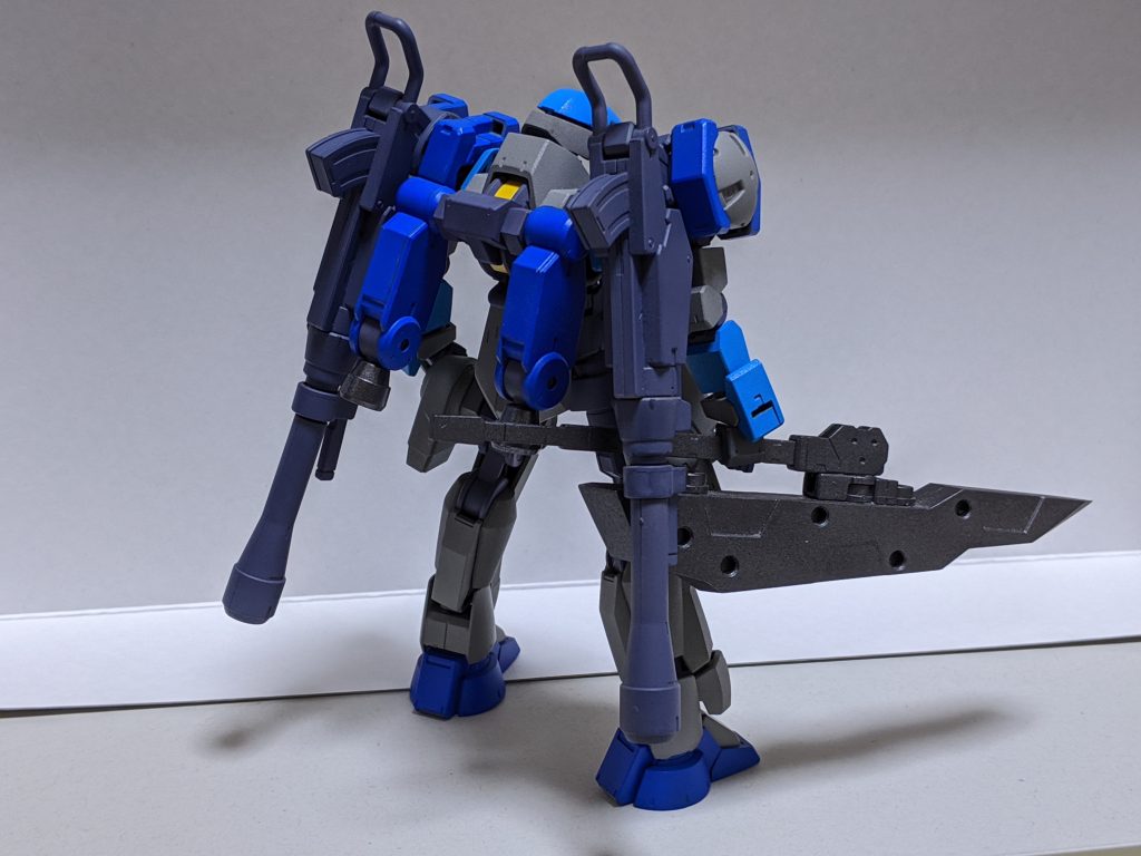 背面。
二丁のバズーカが目を引く感じに。