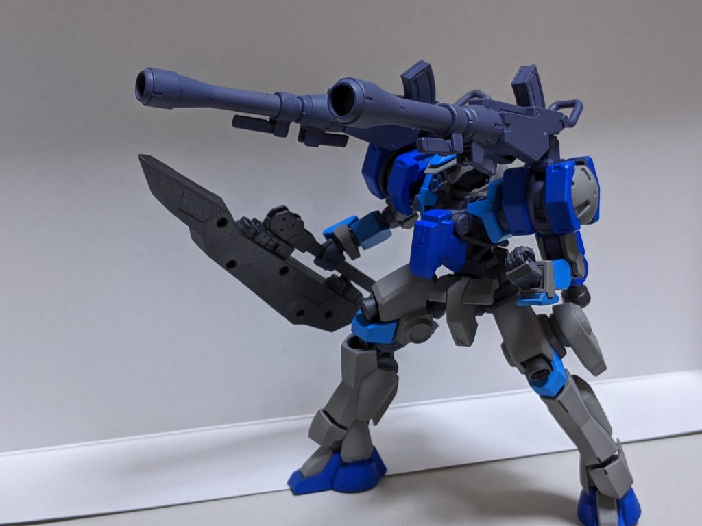 バズーカ構え。
サブパイロットが操作を担当するため、基部に負担はかかるものの持たずに射撃可能な設定。