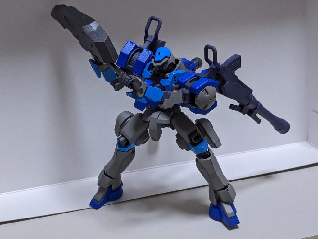 両手持ちも可能。機体制御全般はメインパイロットの仕事で、サブパイロットはこれらには関与できない設定〜。