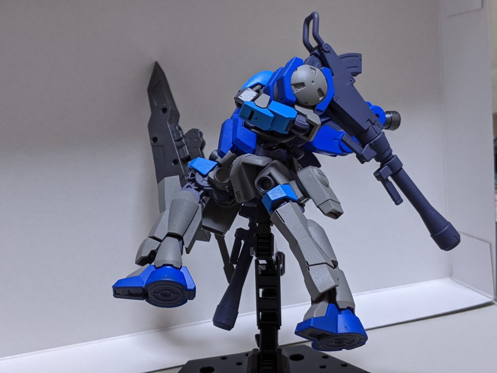 影になっててわかりにくいですが、パーツ割の関係で色分けはかんたんでした。関節と同じメカグレーで塗り分け。