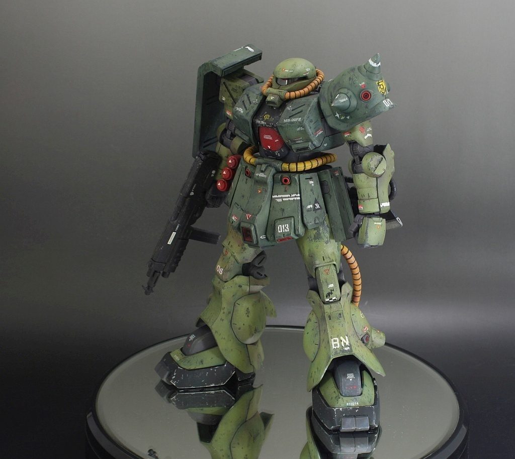 基本色グラデーション塗装後、チッピング入れて、ブラック系でウォッシング後、フィルタリングリキッドのパープル・ブルー・イエロー等で色味をつけてます。
基本的に影になりそうな部分は寒色で色温度（？）が下がるブルー。
パープルはハイライト部分のちょい下。イエローはハイライト周辺にムラをつけるようなイメージで塗りました。