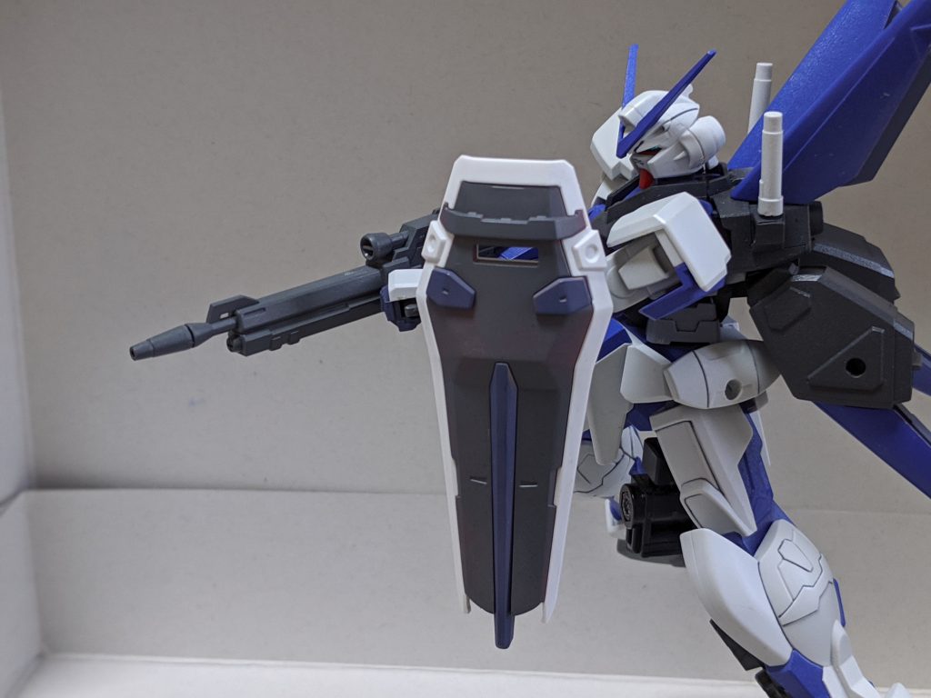 シールドもHGCEストライクのものを流用。キット付属のシールドは男らしい黒一色だった覚えがあります。のぞき穴の上の枠も白だったようですがまあ気にせずプシュー。