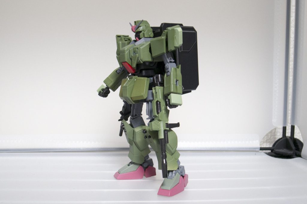 武器はすぐ持てるように腰に搭載！
武器持って歩いたら手が使えないしカバンには荷物が入っています。