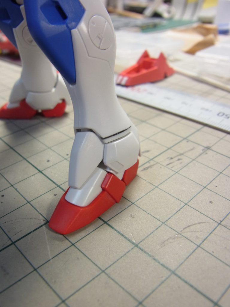 足首を曲げると隙間が目立つのでプラ板で埋めました