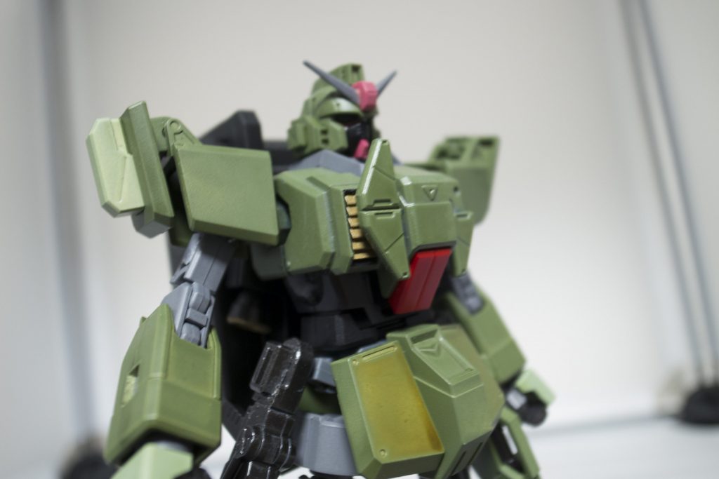 腰アーマーは肩に提げてマガジンもそこに
どうせ交換するような事態になったら間に合わない！
そもそも戦う機体ではないので排気口は装甲板で覆って隠れます。