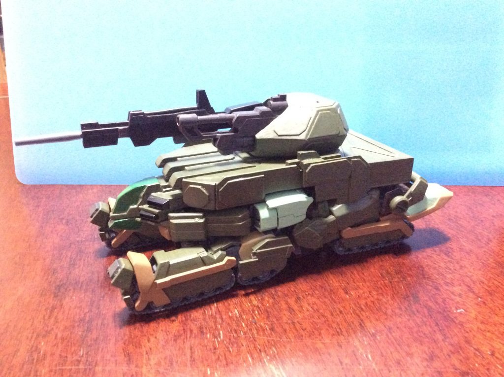 戦車モードです。足の上のコンテナはエネルギーパックのつもりで作りました。