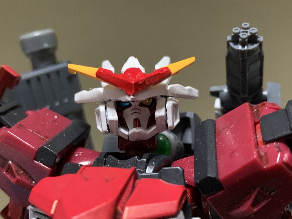 カメラアイは左右で色を変えました。
一旦剥がれたシールはどうやってもくっついてくれなかったので、ラピーテープで切り出しました。