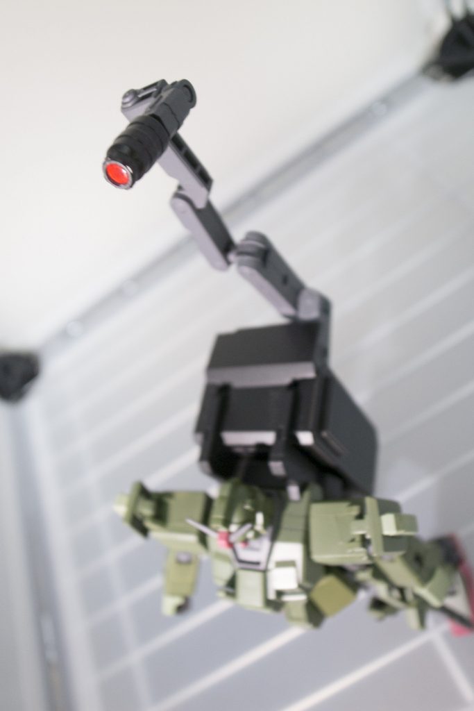 観測用カメラは単眼に見えますが中はガンダムのカメラはじめいろいろ搭載！